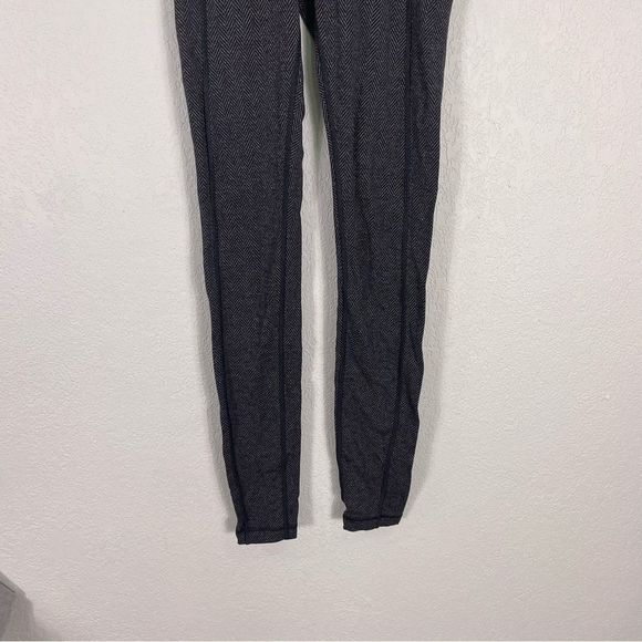 Lululemon Grey and Black Herringbone Leggings with Pockets - Picture 4 of 9